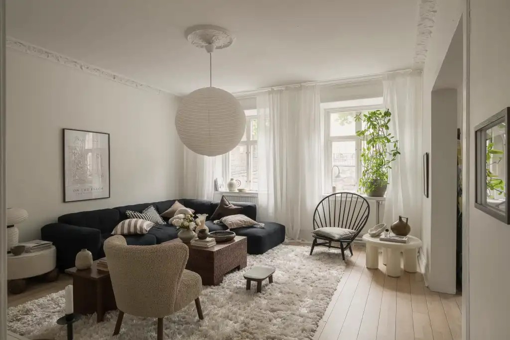 Building contrast with light walls behind a dark sectional